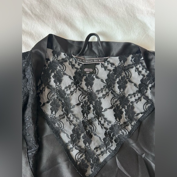 Vs pink black satin robe with lace V neck - Picture 2 of 3